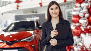 car-dealer-helping-with-refinance
