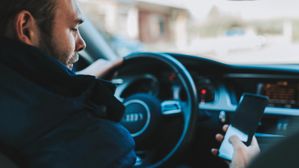 Driving-car-mobile-phone-danger